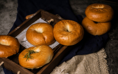 Bánh mì vòng Bagel, một trong những biểu tượng của ẩm thực Canada