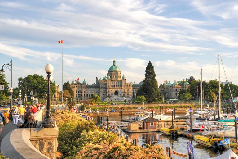 Inner Harbour: Biểu tượng du lịch đầy cuốn hút của thành phố Victoria Canada