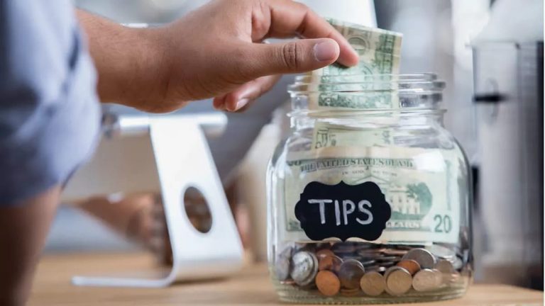 Tiền tip tại Canada: “không bắt buộc” nhưng gần như là “quy tắc ngầm”