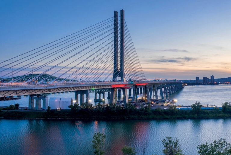 Ngắm nhìn Samuel De Champlain Bridge lung linh bên dòng Saint Lawrence