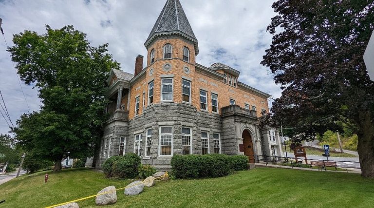 Haskell Free Library – Tòa nhà xuyên biên giới độc nhất vô nhị giữa Canada và Hoa Kỳ