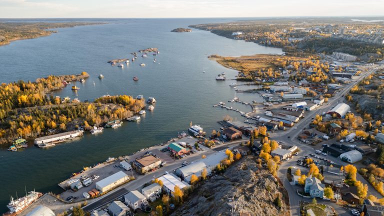 Những địa điểm không thể bỏ lỡ khi du lịch Yellowknife, Canada