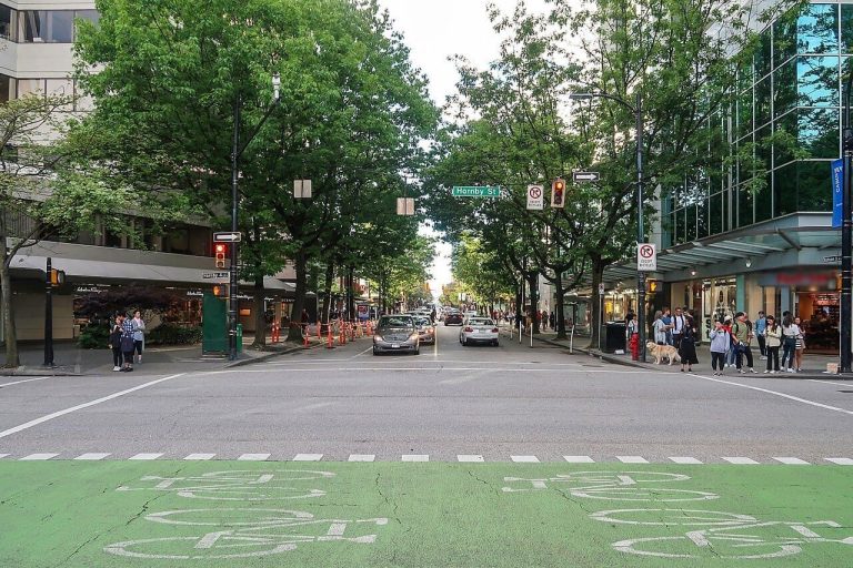 Robson Street – Trái tim mua sắm sôi động giữa lòng Vancouver, Canada